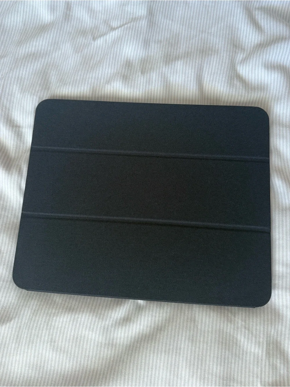 Spigen : iPad Pro 11-inch Case Black Slim Magnetic Tablet Cover - Tri-Fold Folio